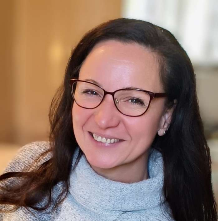 Olaszné Tóth Veronika: céges kapcsolattartó                                     